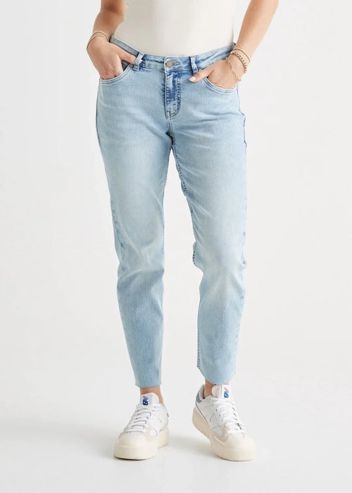 Women's Performance Denim Girlfriend 28" Jean